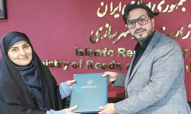 
چرا فرزانه صادق به جای حل بحران‌ها صندلی بازی می‌کند؟