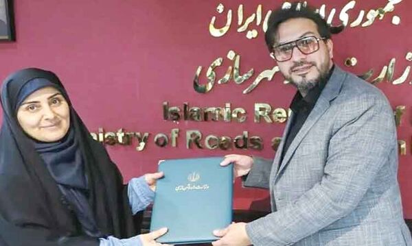 
چرا فرزانه صادق به جای حل بحران‌ها صندلی بازی می‌کند؟