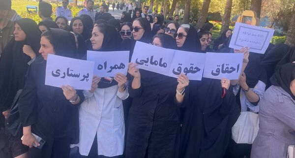 تجمع پرستاران همدان و ماماهای مشهد در اعتراض به وضعیت شغلی