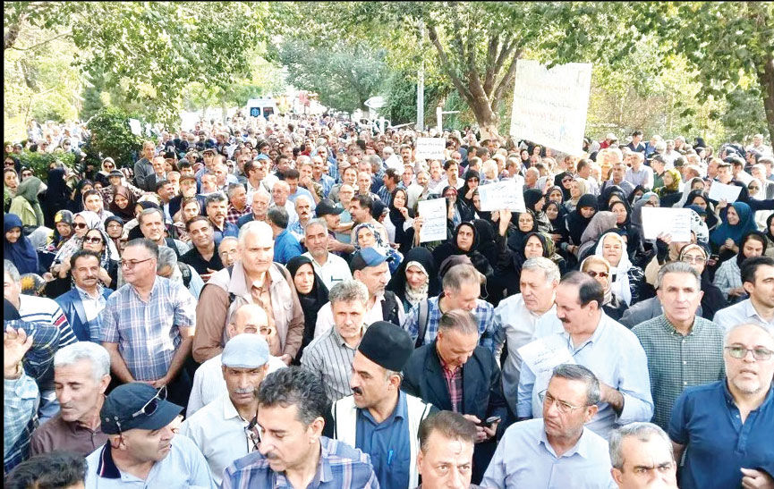 بازنشستگان فرهنگی مقابل سازمان 

برنامه و بودجه تجمع کردند