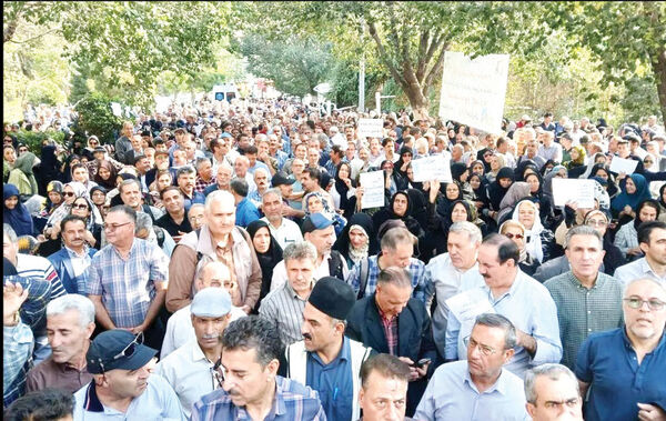 بازنشستگان فرهنگی مقابل سازمان 

برنامه و بودجه تجمع کردند