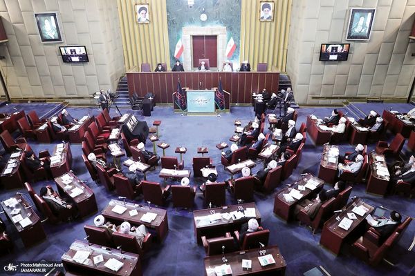 
شبه‌افکنی درباره آینده رهبری بی‌معناست