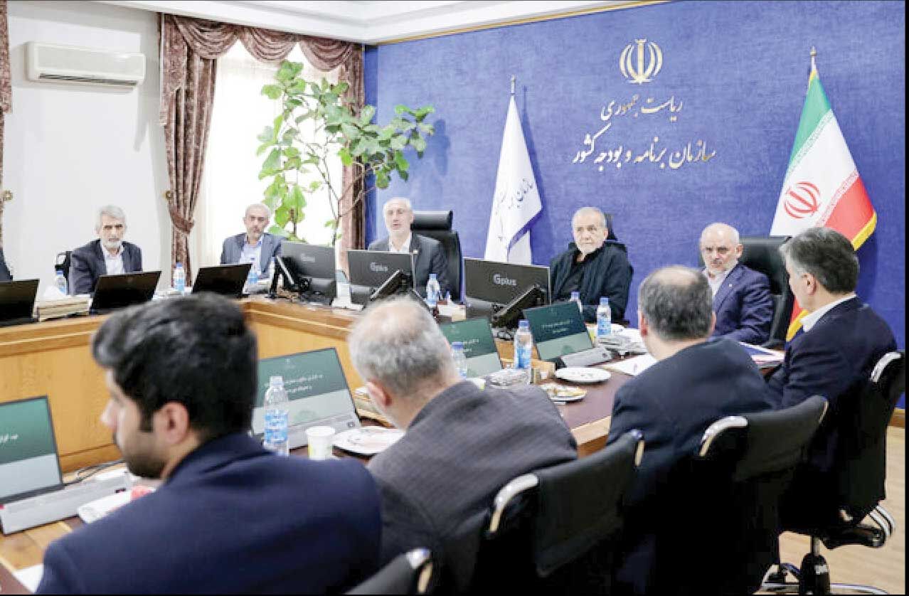 
انتقاد رئیس‌جمهور از پرداخت بی‌ضابطه ردیف‌های دستمزدی به مدیران ناکارآمد