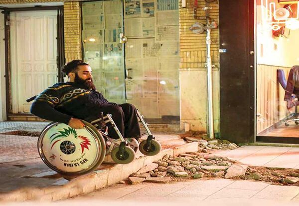 بی‌توجهی شهرداری‌ها به مناسب‌سازی، معلولان را خانه‌نشین کرده است
