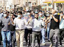 
تجمع کارگران هفت‌تپه مقابل فرمانداری شوش