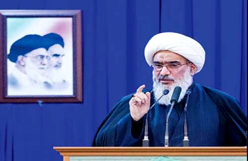  نصب طوماری با مضمون برخورد با عوامل فستیوال «کوچه» در ورودی مصلای بوشهر