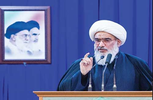  نصب طوماری با مضمون برخورد با عوامل فستیوال «کوچه» در ورودی مصلای بوشهر