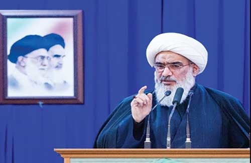  نصب طوماری با مضمون برخورد با عوامل فستیوال «کوچه» در ورودی مصلای بوشهر