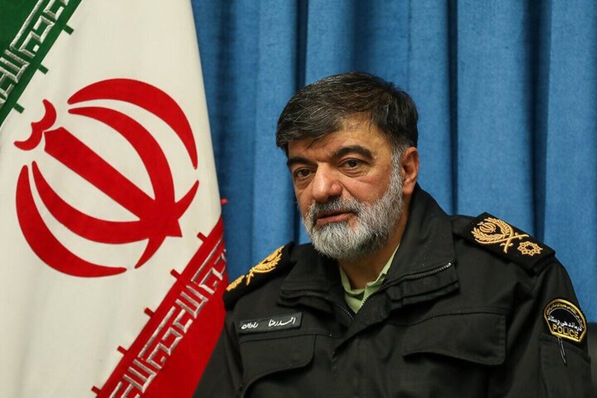 زن چادری در ایران پرچم است