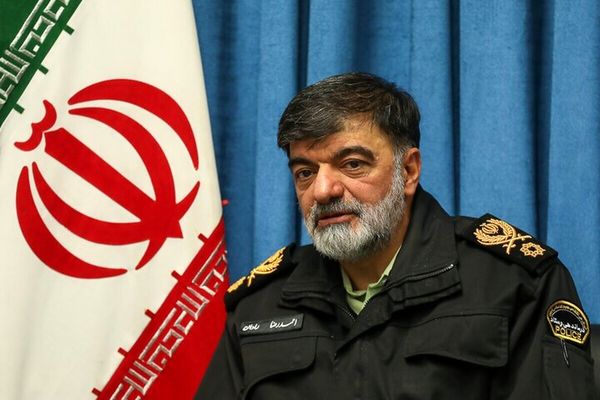 زن چادری در ایران پرچم است