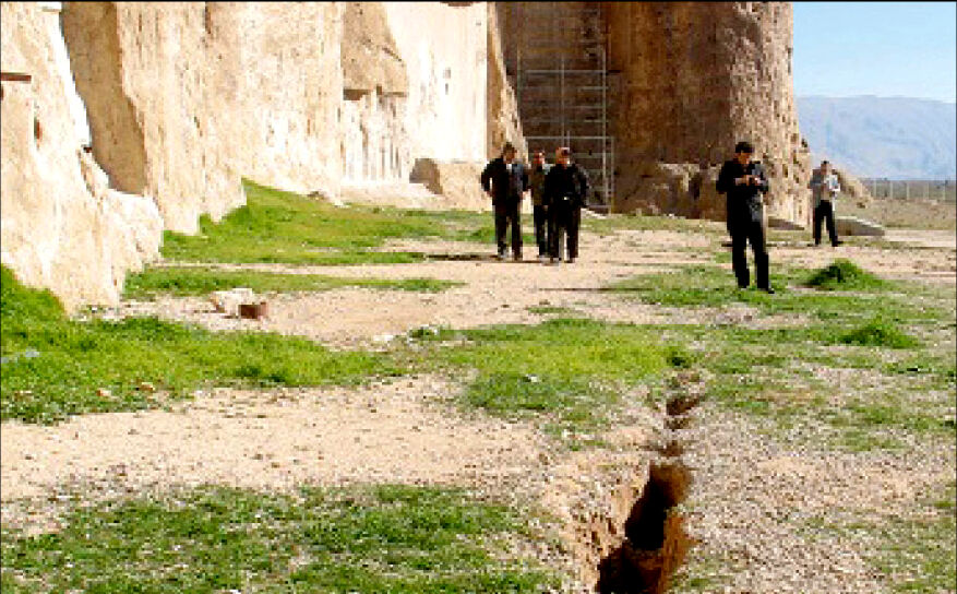 فرونشست به ۳۰۰  متری تخت جمشید رسید
