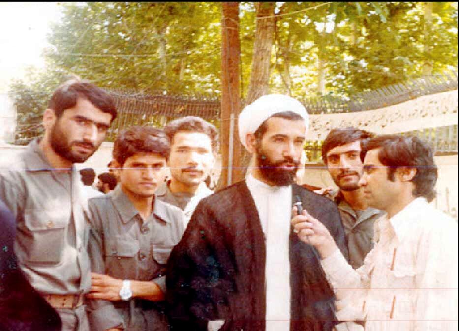 
باهنر لازم نیست از خون برادر شهیدش خجالت بکشد