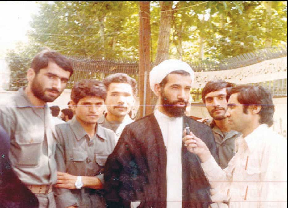 
باهنر لازم نیست از خون برادر شهیدش خجالت بکشد