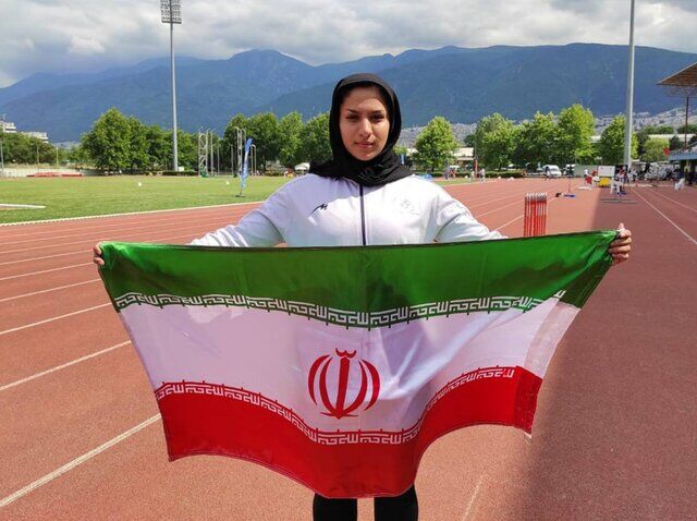 تمرین دختر دونده کنار خیابان!



