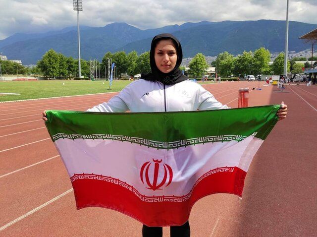 تمرین دختر دونده کنار خیابان!


