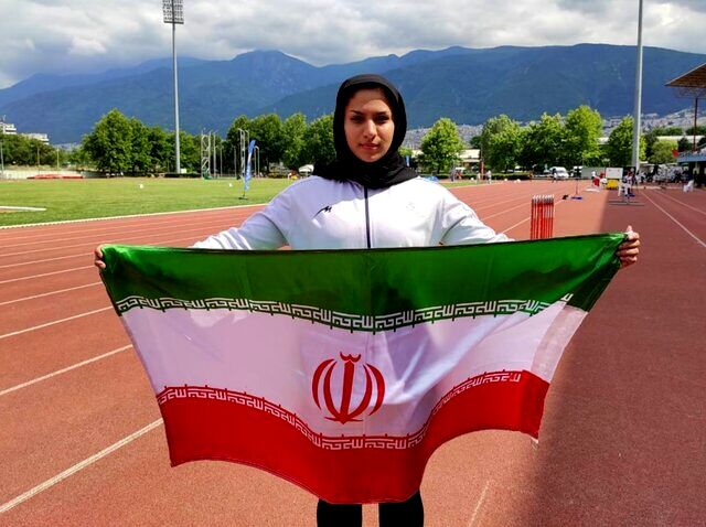 تمرین دختر دونده کنار خیابان!


