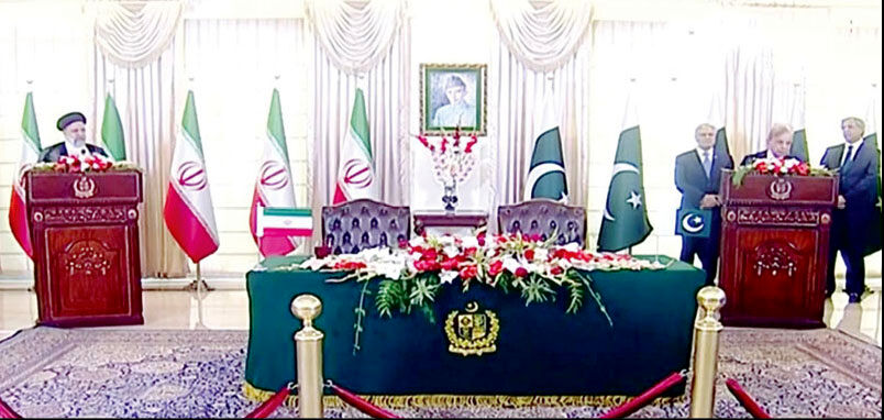 ایران و پاکستان روابط اقتصادی- تجاری خود را ارتقا بخشند