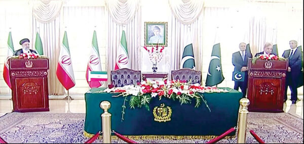 ایران و پاکستان روابط اقتصادی- تجاری خود را ارتقا بخشند