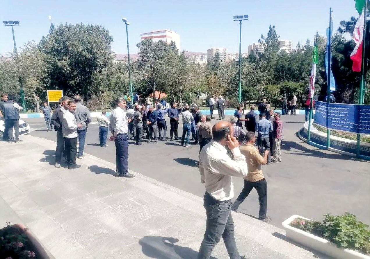 تجمع نیروهای پیمانکاری مقابل ساختمان مخابرات آذربایجان شرقی
