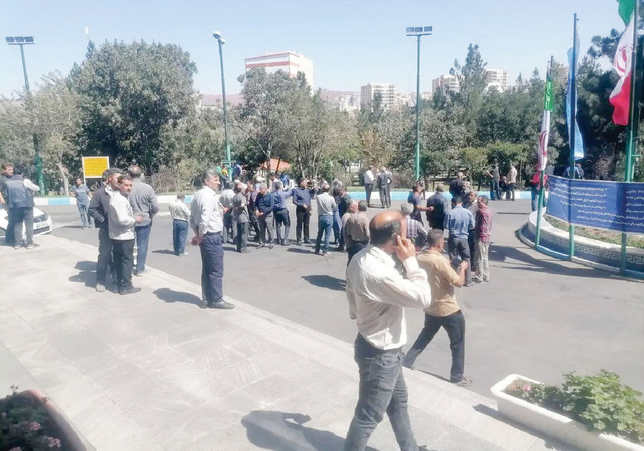 تجمع نیروهای پیمانکاری مقابل ساختمان مخابرات آذربایجان شرقی
