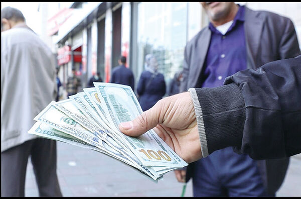 
دولت حقوق و عیدی را تامین کرد و قیمت دلار را پایین آورد!