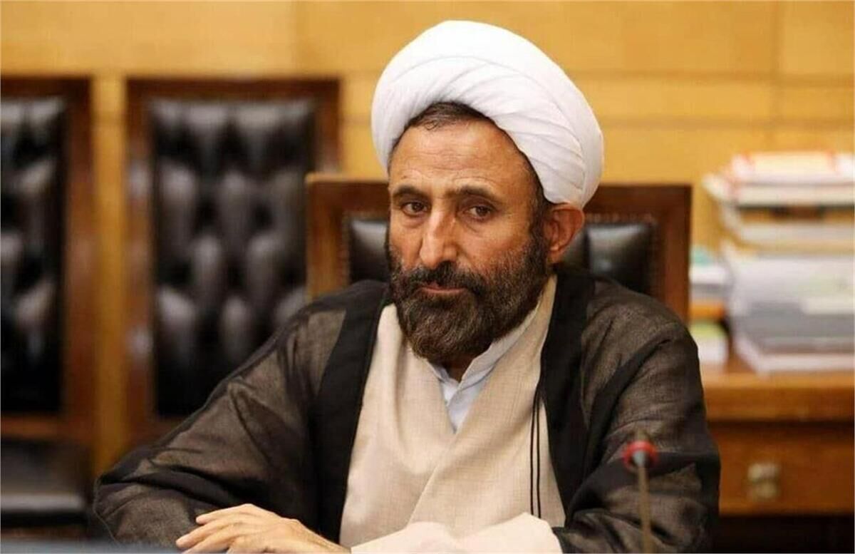 نماینده مجلس:

 روسری‌ها تا دو هفته دیگر به سر زنان برمی‌گردد