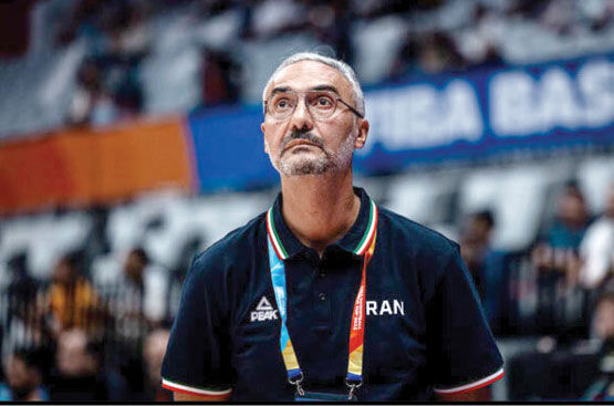 پای دمیر روی پوست موز


