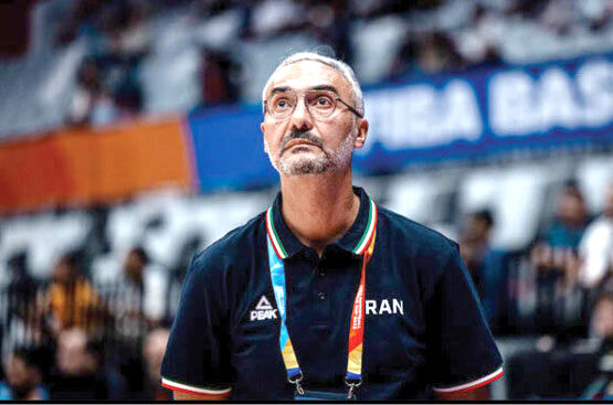 پای دمیر روی پوست موز

