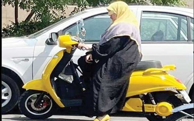 

زنان قبل از تعیین تکلیف رسمی گواهینامه، موتورسواری نکنند