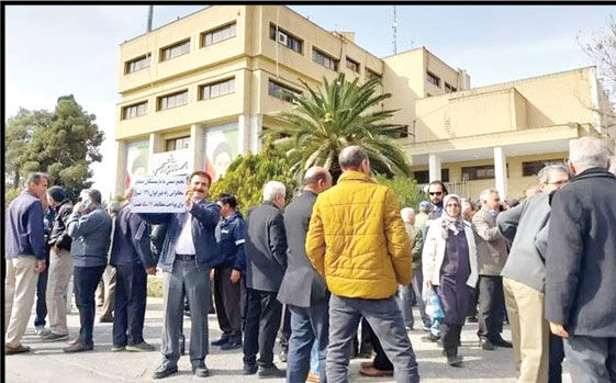 تجمع بازنشستگان مخابرات راه دور مقابل استانداری فارس