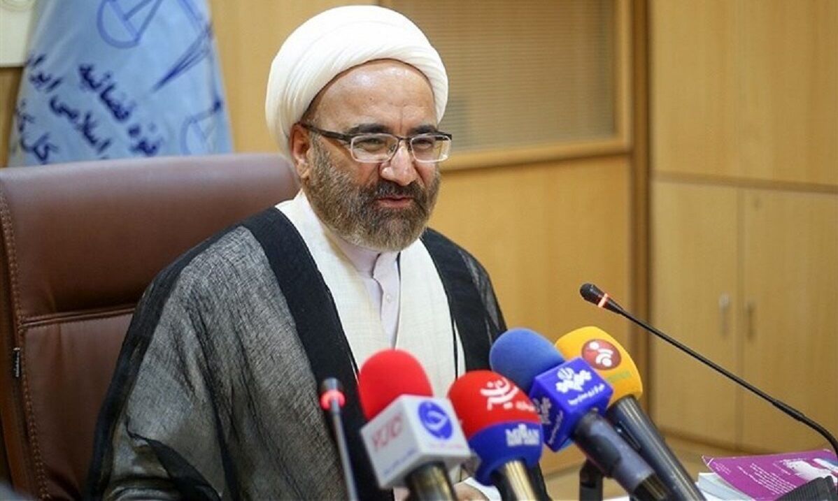 
نباید کسی جلوی کیوسک پلیس عمدا روسری خود را بردارد و بخندد
