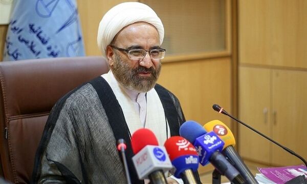 
نباید کسی جلوی کیوسک پلیس عمدا روسری خود را بردارد و بخندد