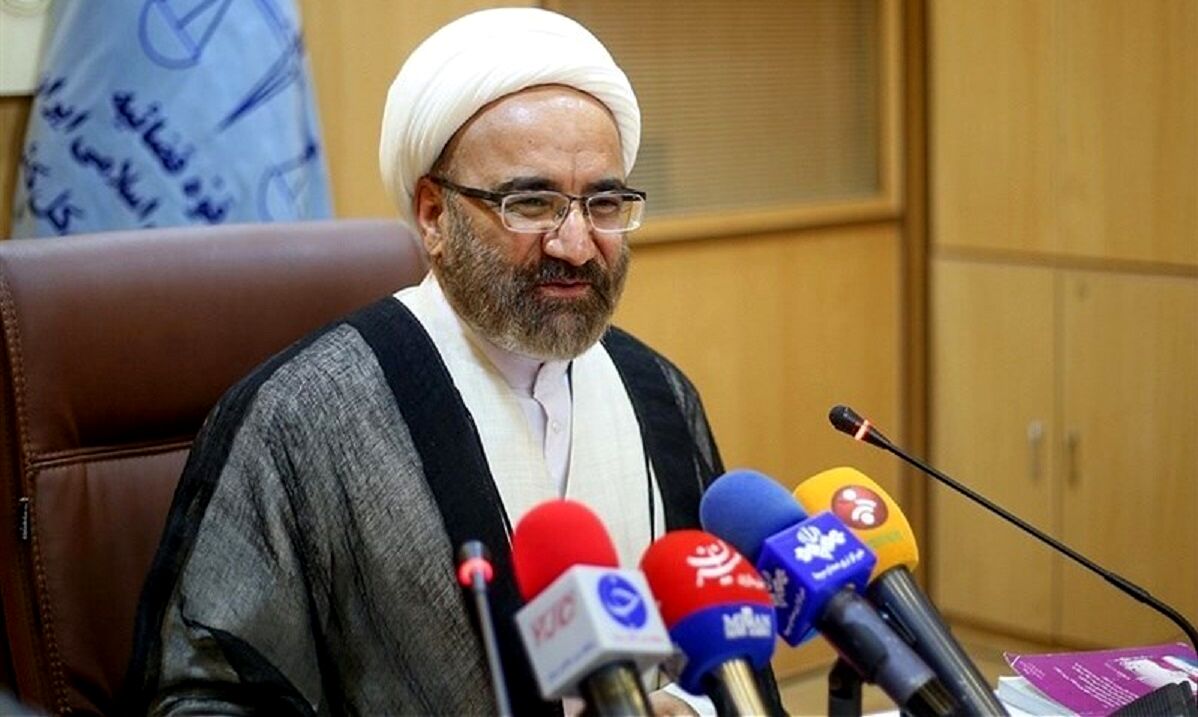 
نباید کسی جلوی کیوسک پلیس عمدا روسری خود را بردارد و بخندد