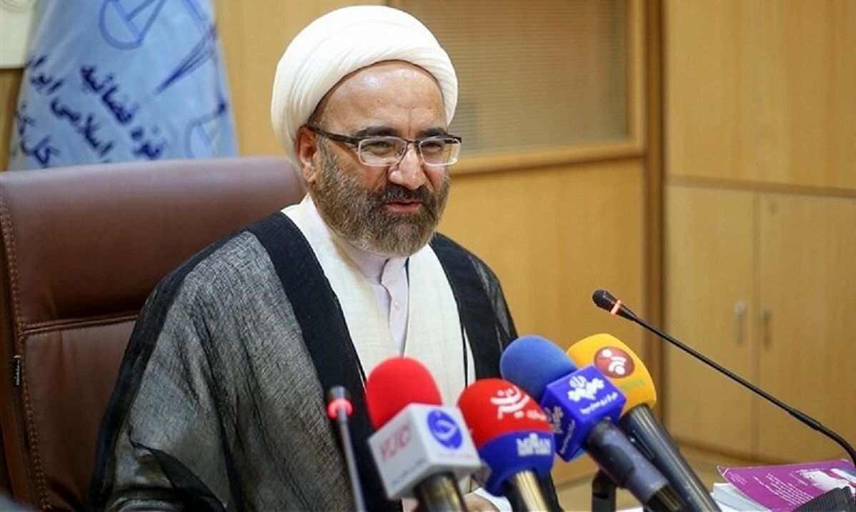 
نباید کسی جلوی کیوسک پلیس عمدا روسری خود را بردارد و بخندد