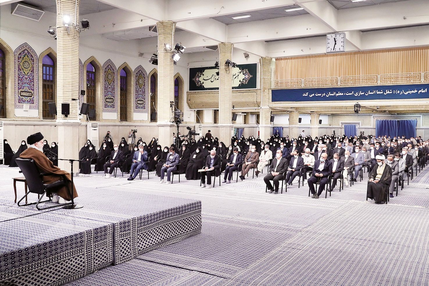 مسائل معیشتی، بیمه و بازنشستگی معلمان مورد توجه ویژه قرار گیرد 