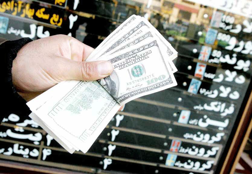 همتی: مراقب بازار ارز هستیم