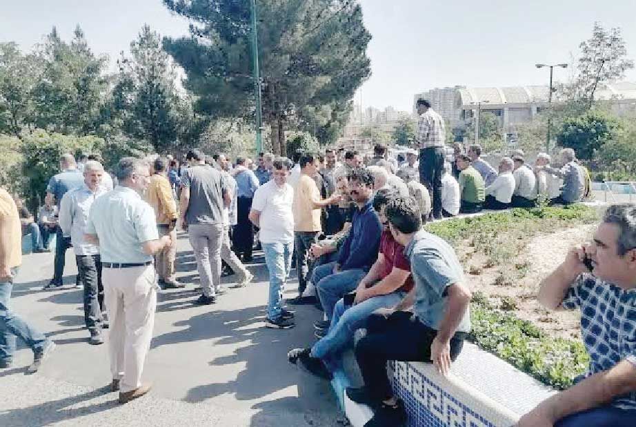 
زیر بار قرارداد با پیمانکار محلی نمی‌رویم