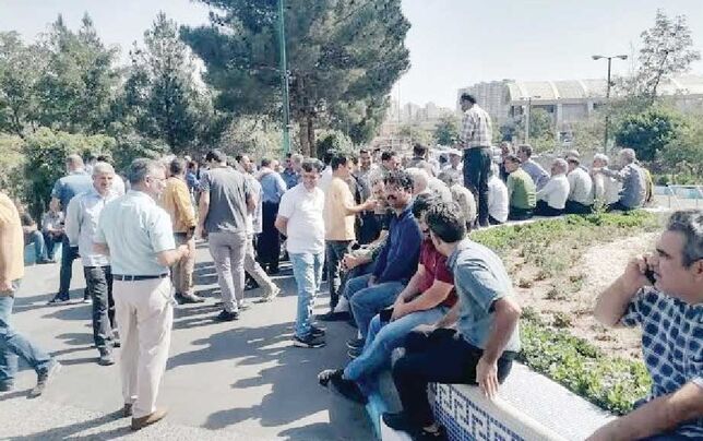 
زیر بار قرارداد با پیمانکار محلی نمی‌رویم