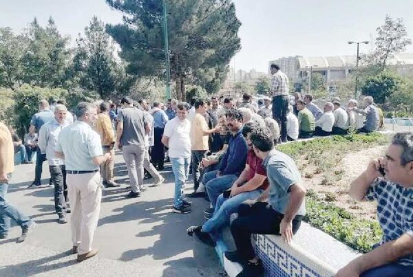 
زیر بار قرارداد با پیمانکار محلی نمی‌رویم