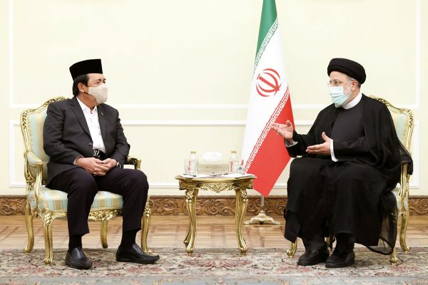 هیأت دولت بر عملکرد اطرافیان خود نظارت دقیق داشته باشند