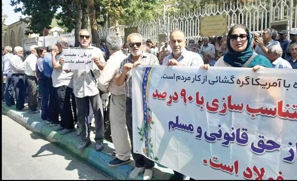 تجمع بازنشستگان فولاد اصفهان 

وارد هفتمین روز شد