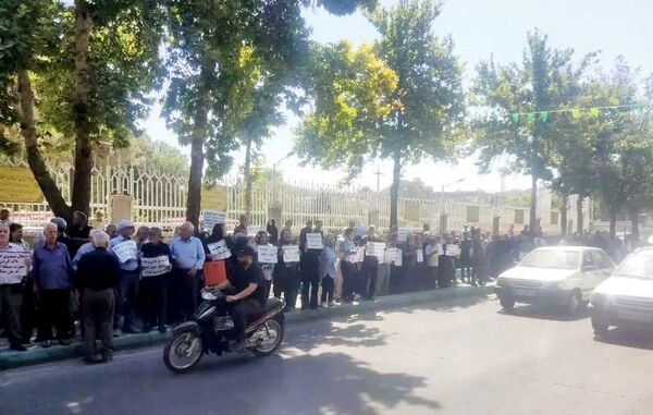 تجمع بازنشستگان فولاد 

مقابل استانداری اصفهان