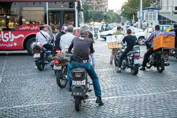 تهران در اغمای آلودگی و بی‌قانونی موتورسواران