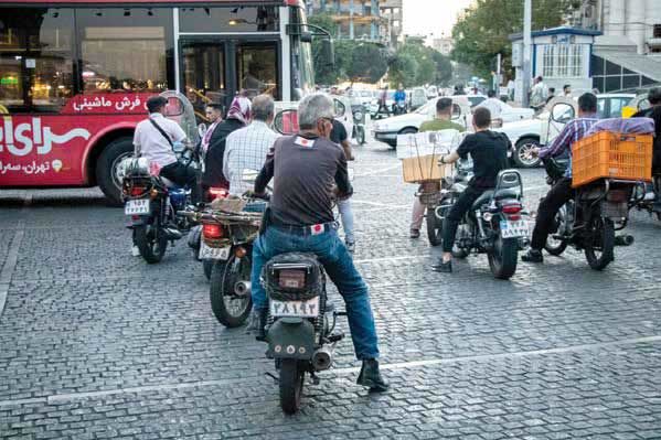 تهران در اغمای آلودگی و بی‌قانونی موتورسواران