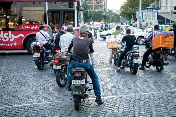 تهران در اغمای آلودگی و بی‌قانونی موتورسواران