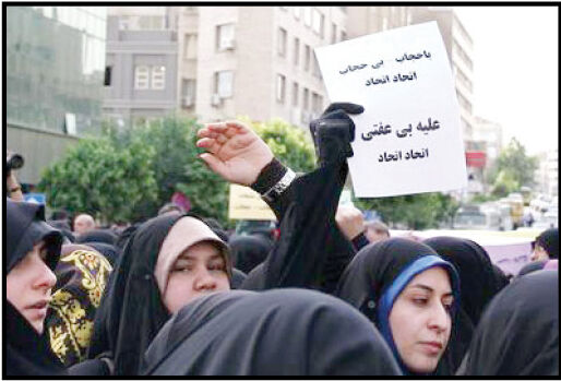 «مزاحمت» تجمع‌کنندگان «عفاف و حجاب» برای مردم
