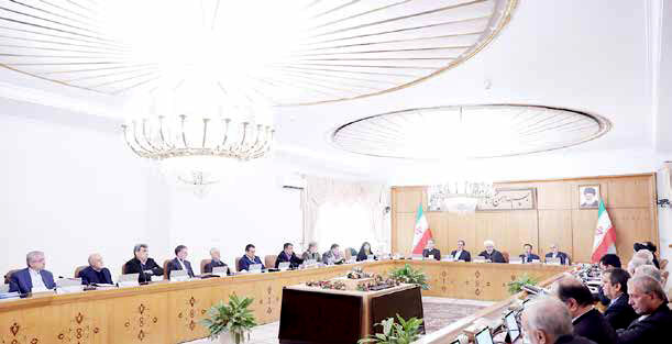 
هیچ کس بالاتر از قانون و مردم نیست