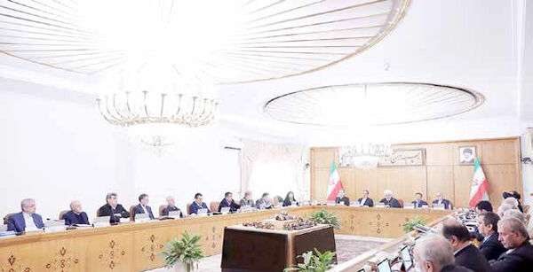 
هیچ کس بالاتر از قانون و مردم نیست