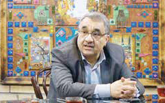 دولت رئیسی در عین ناکارآمدی خودش را قوی می‌‌پندارد