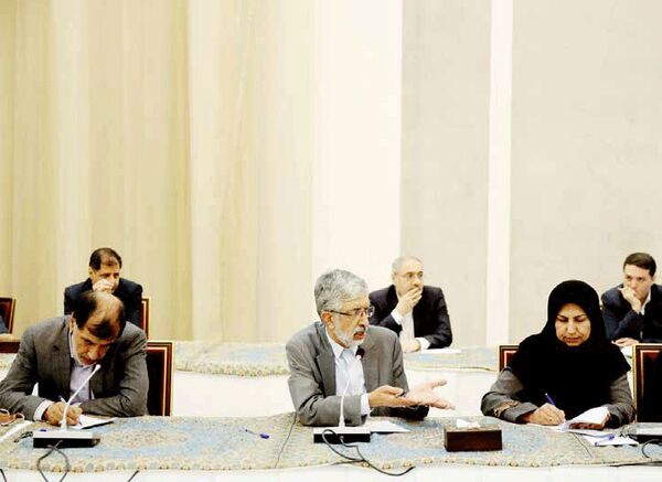 مدعوین انتقاد کردند//  روحانی از «دولت در سایه» سخن گفت
